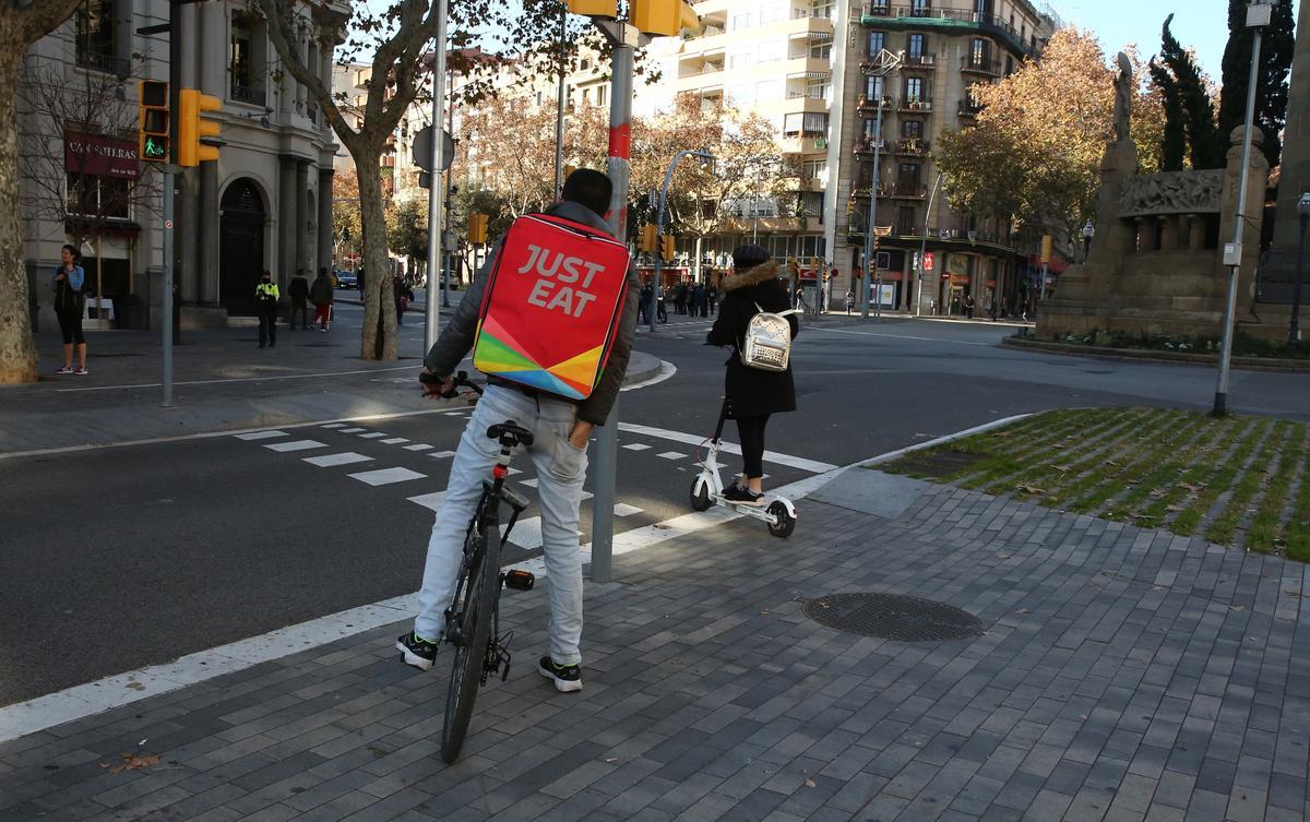 JustEat negocia amb CCOO i UGT el primer conveni per a ‘riders’