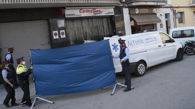 Aixecament del cadàver pels agents dels Mossos d'Esquadra