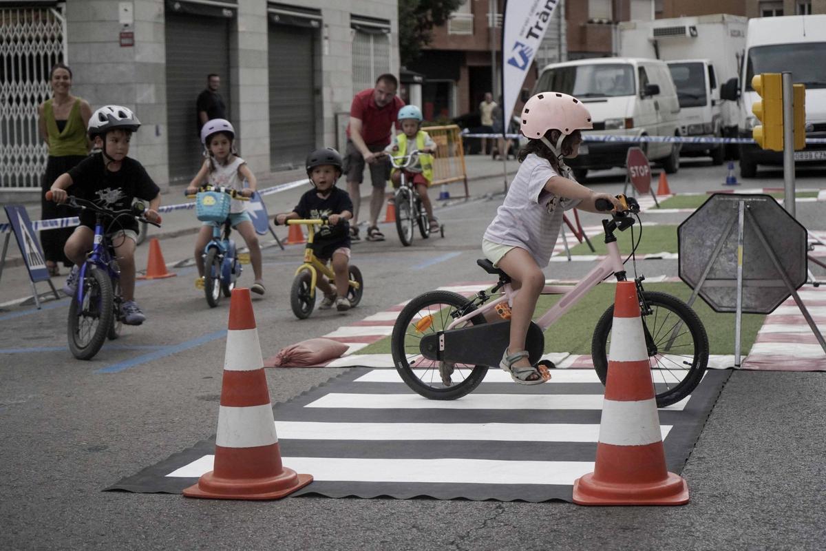 Els més petits participant en una simulació de trànsit amb bicicleta