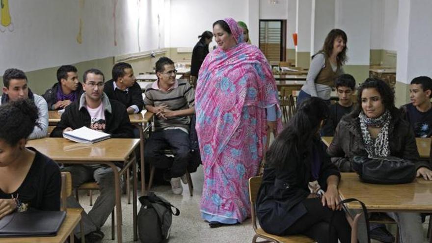 Salek visitó ayer las clases de lengua árabe que reciben los saharauis en el colegio Eugenio López.