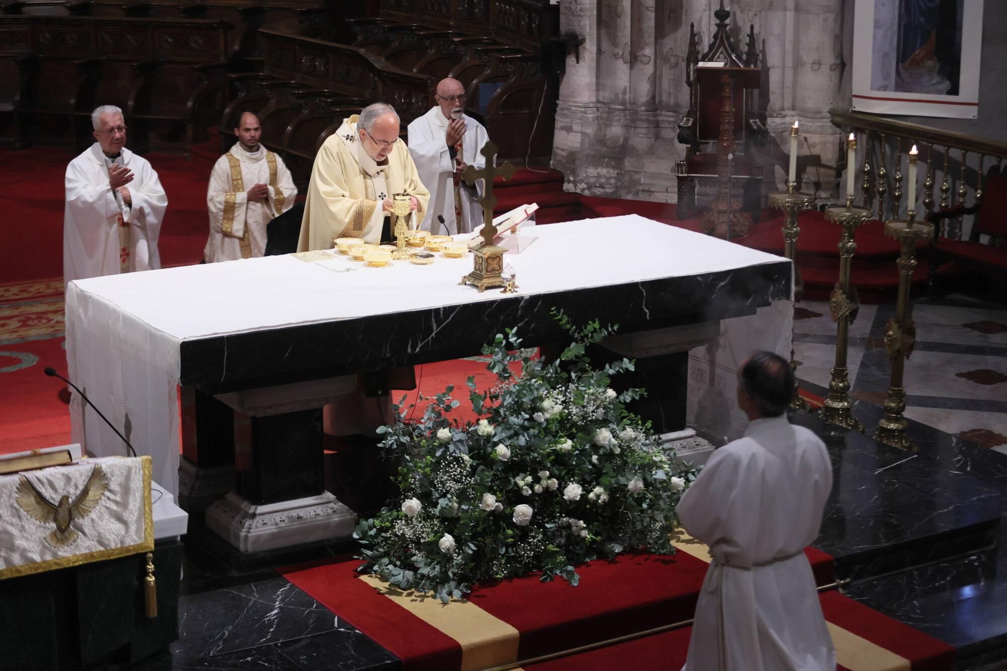Así fue la misa del Corpus Christi en la catedral de Oviedo.