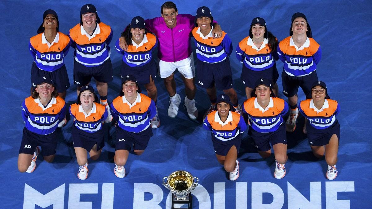 Nadal y el título, con los recogepelotas del torneo