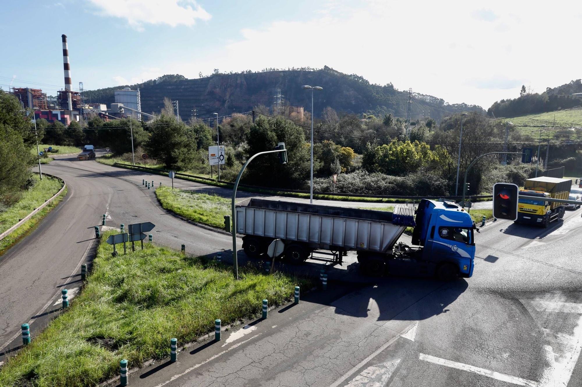 Aplausos y enfado en las dos bocas del túnel de Aboño: así ven en Gijón y Carreño el plan para sacar los camiones de La Calzada (en imágenes)