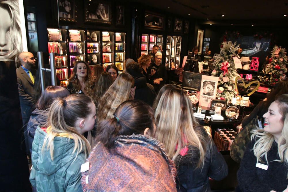 Muchas personas aguardan a la apertura de las puertas del comercio para ser las primeras en conocer la nueva tienda de la prestigiosa firma internacional de lenceria