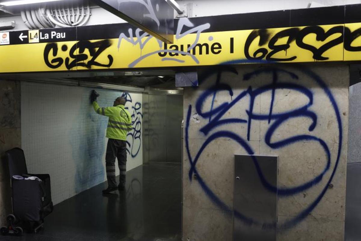 Así ha quedado la estación de metro de Jaume I después del acto vandálico