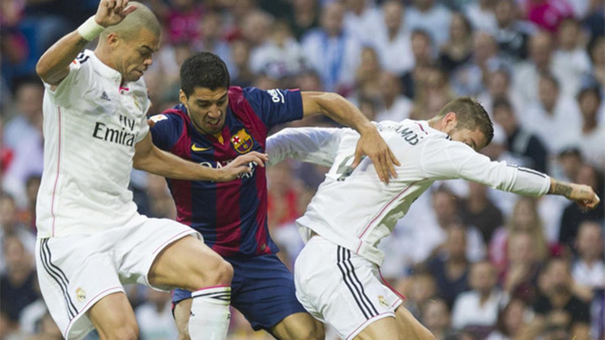 Pepe, Luis Suárez y Sergio Ramos durante el Real Madrid-Barça de la Liga 2014-15