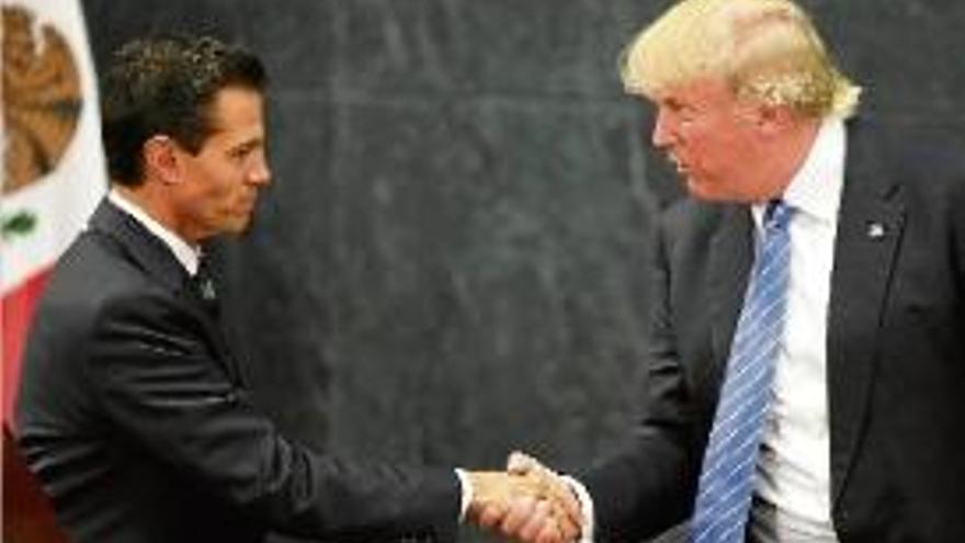 Peña Nieto i Trump se saluden després de la roda de premsa conjunta.