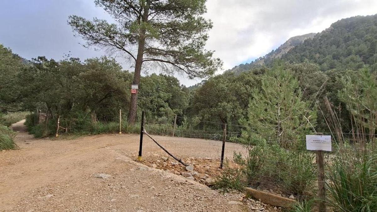 Imagen de la bifurcación del GR por donde pasa el tramo histórico cuyo abandono denuncian los vecinos.