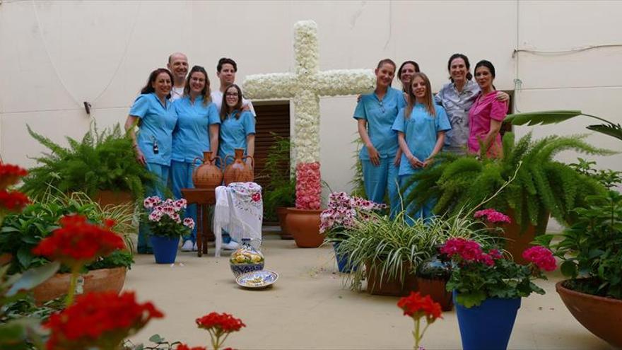 Cruz de Mayo en el patio de la Clínica Antía y Fernández