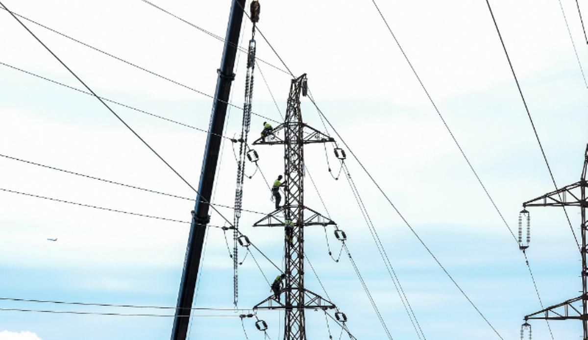 Desmantelamiento de torres de alta tensión en la zona de Jinámar.