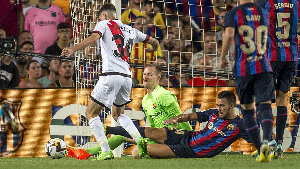 Ter Stegen y Eric García tratan de dificultar el remate de Camello