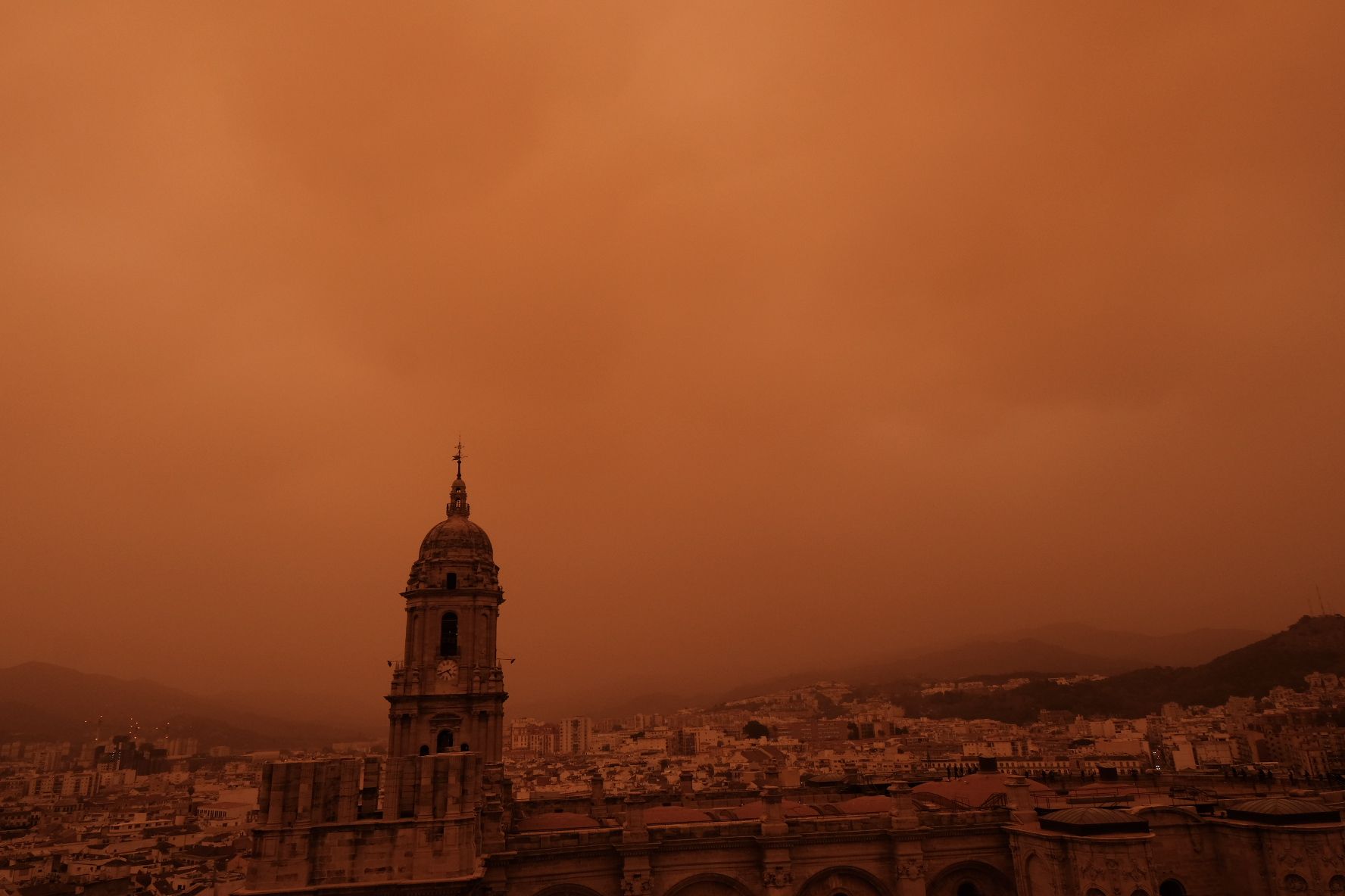 La calima vuelve a cubrir los cielos de Málaga