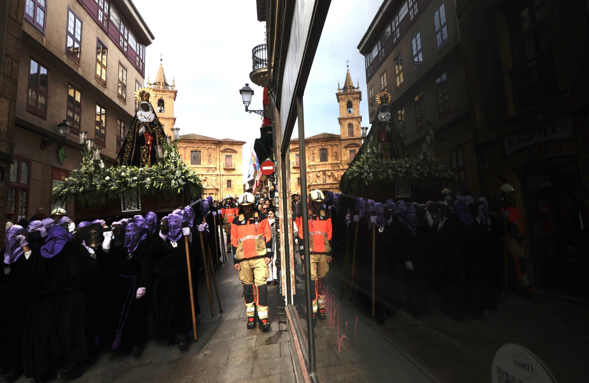Procesión de la Dolorosa, el Sábado Santo, en el casco antiguo de Oviedo.
