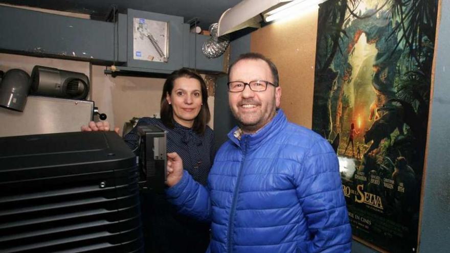 Pili Matalobos y Luis Rivadulla, ayer, con el nuevo proyector digital del cine local. // Bernabé / Víctor Espiño