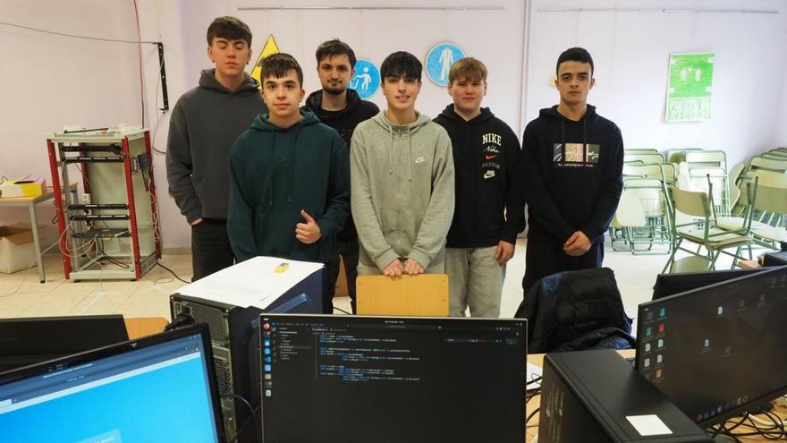 Equipo del IES Aller ganador del concurso Integra (arriba) y un instante de la competición (abajo). | Bernabé