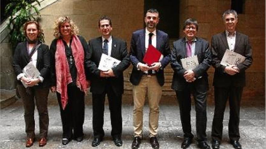 Santi Vila, flanquejat per Albert Bou i, a la seva dreta, Montse Faura i l&#039;alcalde, Jordi Cordon, entre altres.