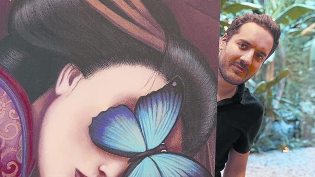 Benjamin Lacombe, en Barcelona, ante uno de sus dibujos de 'Madama Butterfly'.