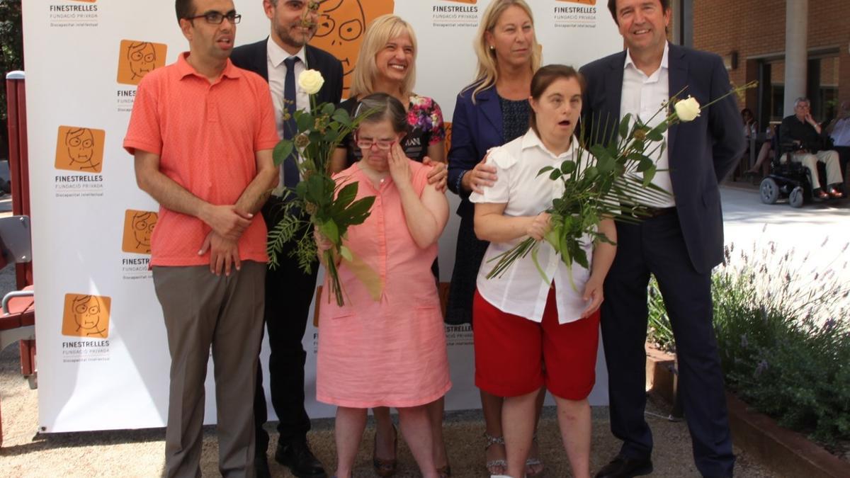 La Consellera de Presidència, Neus Munté, y la alcaldesa de Esplugues, Pilar Díaz, en la inauguración de la residdencia de la Fundació Finestrelles.