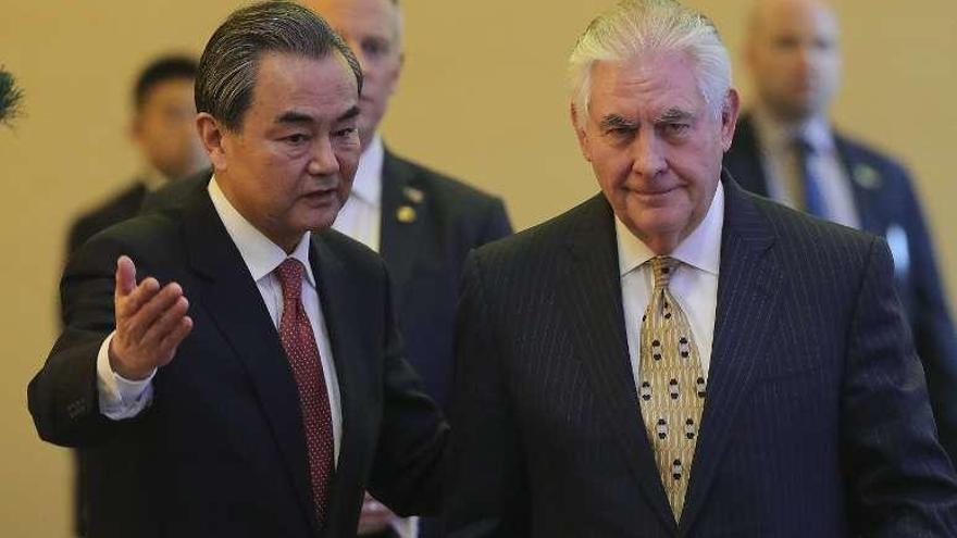 Tillerson suaviza su discurso en China  |  El secretario de Estado de EE UU, Rex Tillerson, dijo ayer en Pekín que su país y China creen que la tensión en la península coreana ha alcanzado un nivel &quot;bastante peligroso&quot; y se comprometieron a hacer &quot;todo lo posible&quot; para evitar un conflicto. Esta semana, Tillerson (en la foto, con su homólogo chino, Wang Yi) no descartó la opción militar con Pyongyang.