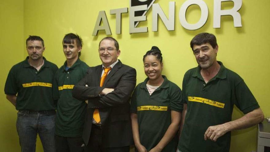 Ramón González, en el centro, director de Atenor, junto a varios empleados.