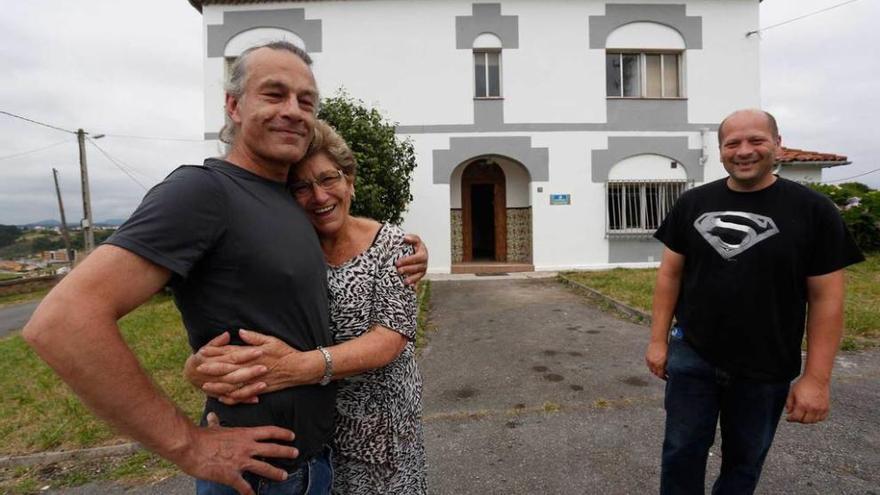 José Antonio González, ayer, con su madre, Angelita González, y su amigo José Hernández, delante de la casa rectoral de Laspra.