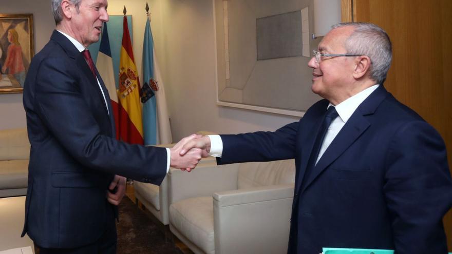 Alfonso Rueda saluda al embajador francés Jean-Michel Casa.  |   // XOÁN ÁLVAREZ