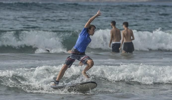 LAS PALMAS DE GRAN CANARIA A 21/06/2017. La Agencia Estatal de Meteorología (Aemet) ha decretado el aviso amarillo por altas temperaturas para este jueves, 22 de junio en Gran Canaria. Playa de Las Canteras. FOTO: J.PÉREZ CURBELO