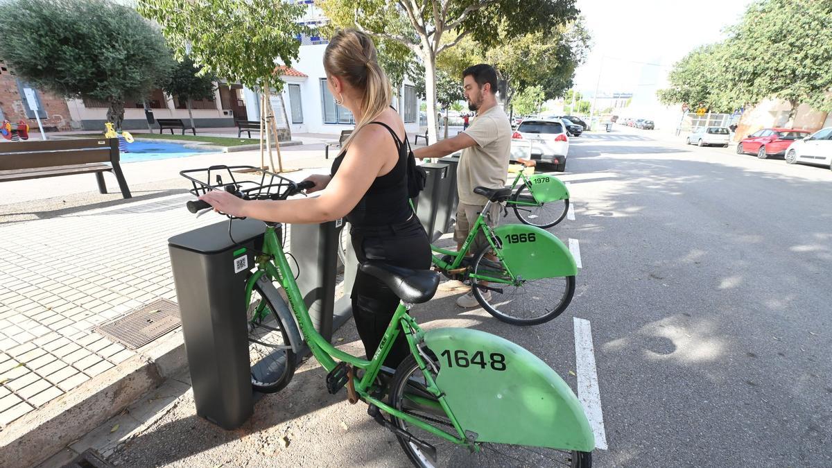 Dos usuarios de Bicicas cogen los vehículos en una imagen de archivo.