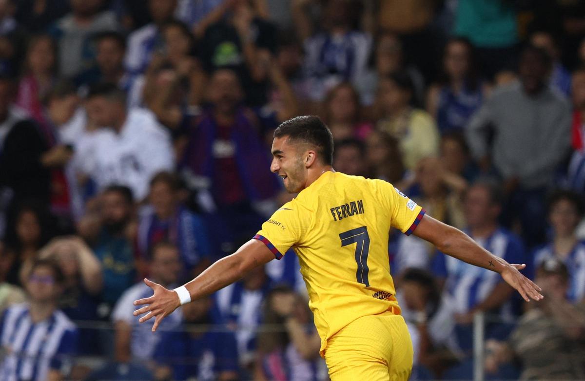 Ferran Torres celebra su gol en Do Dragão a Oporto.
