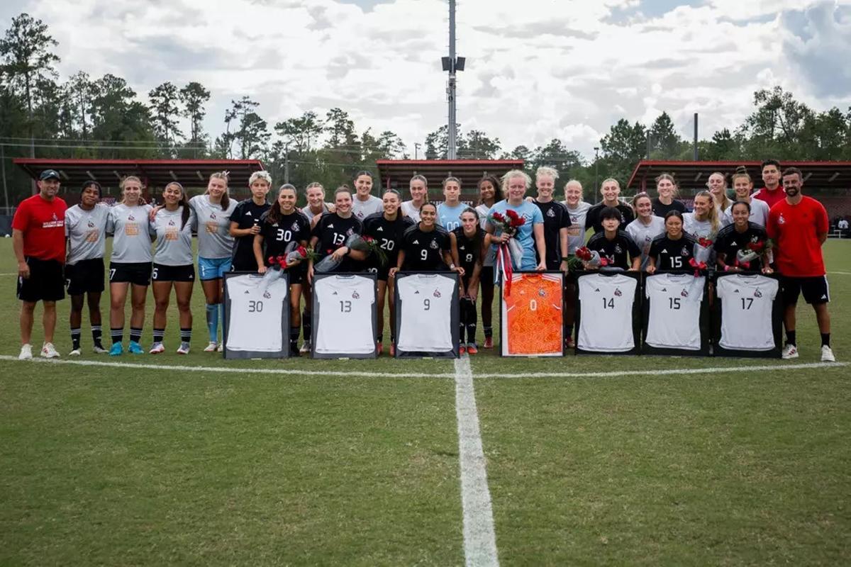 La plantilla de la sección de fútbol femenino de la institución universitaria.