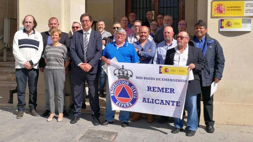 Los radioaficionados de REMER con el subdelegado del Gobierno