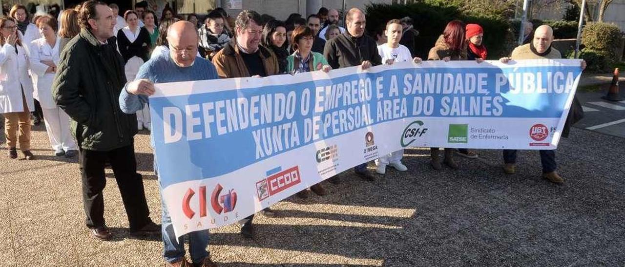 Una protesta de los trabajadores del hospital vilagarciano en defensa de la sanidad pública. // Noé Parga