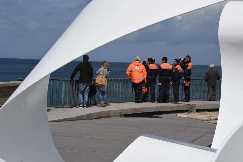 Efectivos por mar, tierra y aire retoman el rastreo de la joven que en la madrugada del viernes fue arrastrada por un golpe de mar en A Coruña.