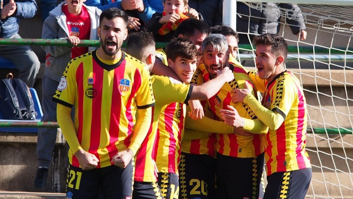 Josu marcó el gol y fue felicitado