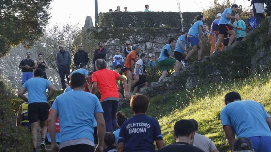 Un grupo de atletas, durante la pasada edición de la carrera. // Alba Villar