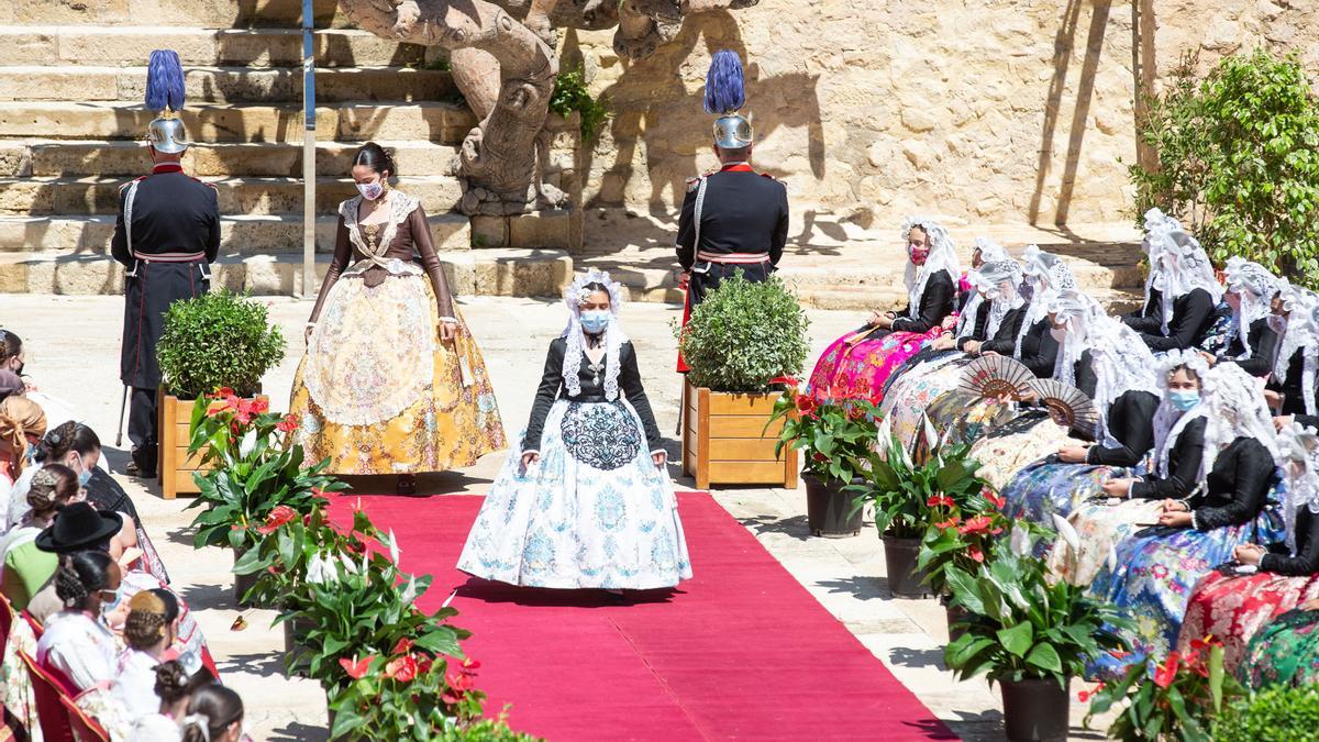 Las 82 candidatas a Bellea del Foc Infantil se reúnen en el Castillo de Santa Bárbara