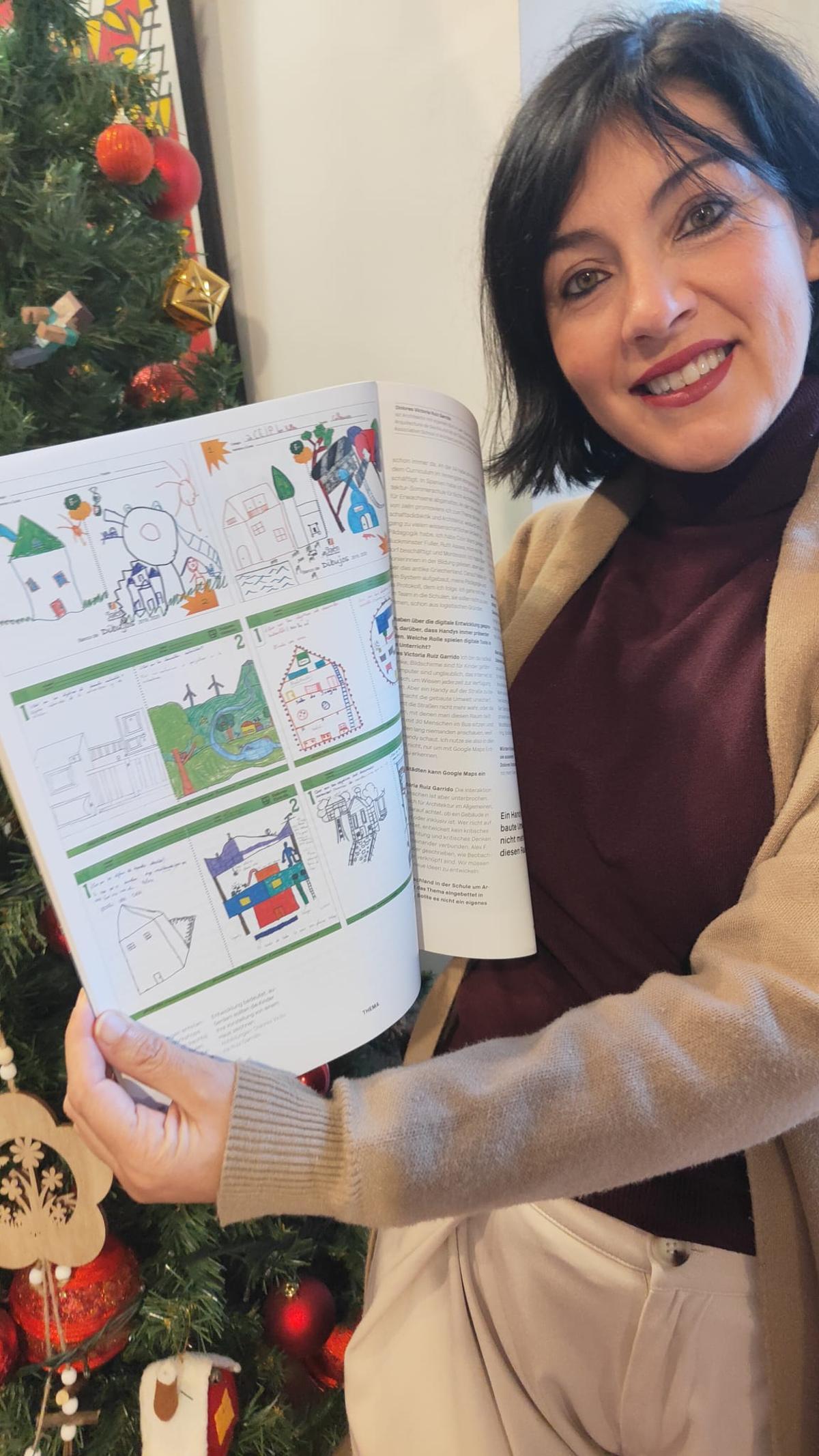 La arquitecta Dolores Ruiz con algunos de los dibujos de los niños.