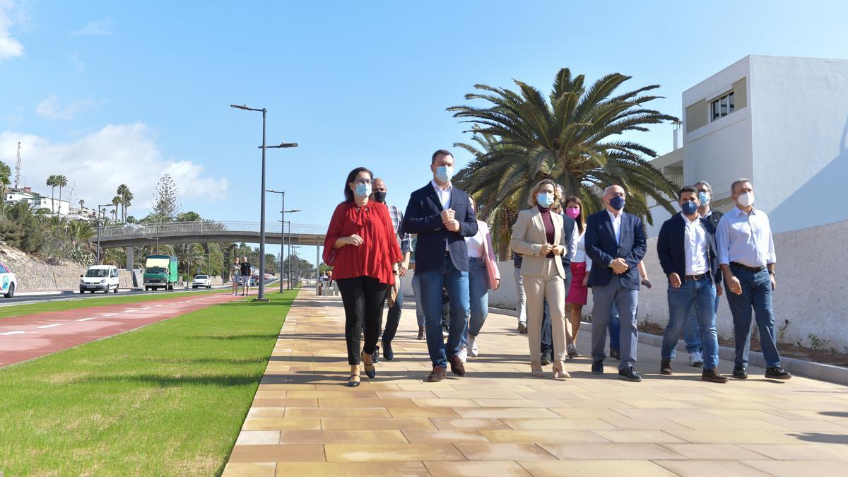 Autoridades municipales, del Cabildo y Gobierno de Canarias durante el acto de inauguración de la vía.
