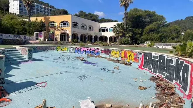 Los vecinos de Allà Dins denuncian la peligrosidad del hotel abandonado