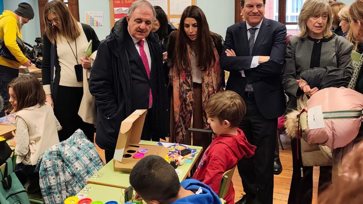 Carlos Fernández Carriedo, durante su visita a un centro de Palencia donde se desarrolla este programa STEM.