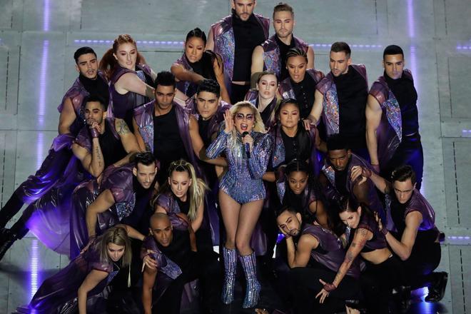 Lady Gaga junto a sus bailarines en la final de la Super Bowl