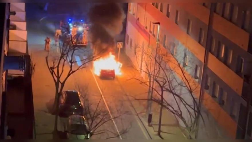 Vídeo: Un vehículo arde en la zona universitaria de Castelló