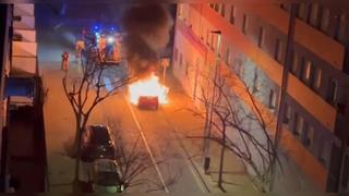 Vídeo: Un vehículo arde en una zona cercana a la zona universitaria de Castelló