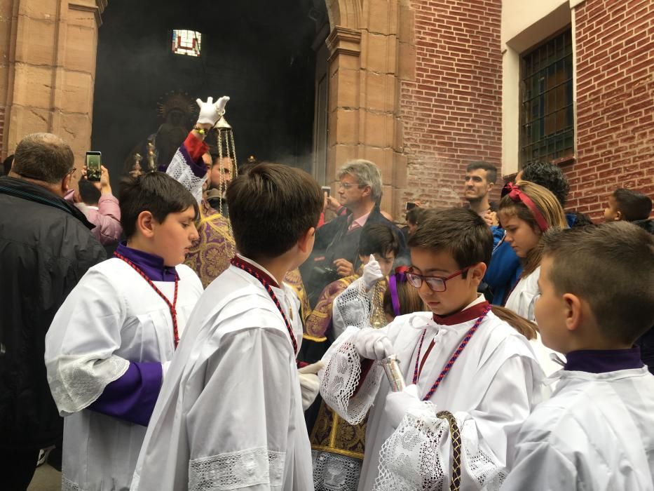 Inicio del traslado de la cofradía de Gitanos,  desde la iglesia de los Mártires.