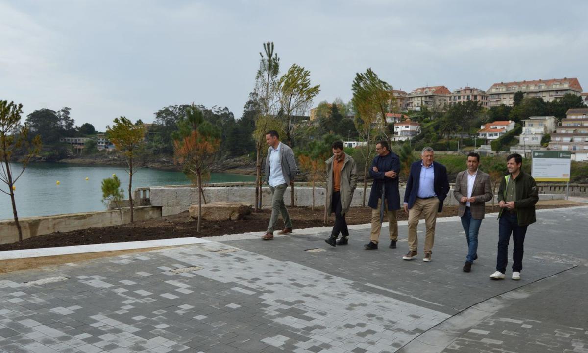 Recorrido por el nuevo miradorde APeixeira, junto a la playa de Caneliñas. | FdV