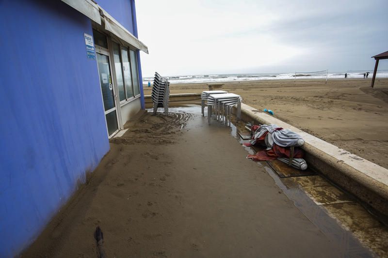 Temporal de lluvia: las mejores imágenes del paseo marítimo de València cubierto de arena