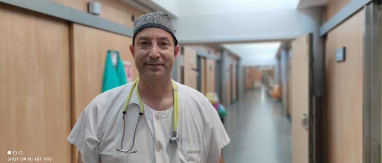El urgenciólogo César Carballo, en el hospital