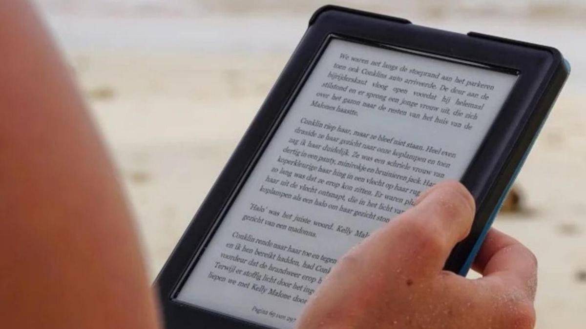 Un libro digital, en la playa.