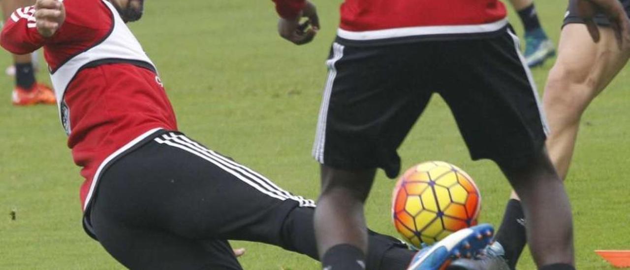 Nolito disputa el balón en el entrenamiento que el Celta celebró ayer en A Madroa. // José Lores