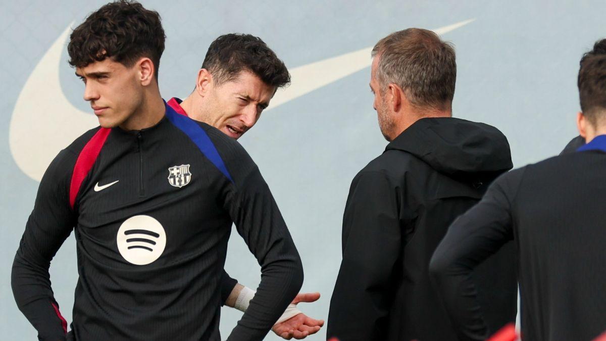 Robert Lewandowski habla con Hansi Flick en el entrenamiento